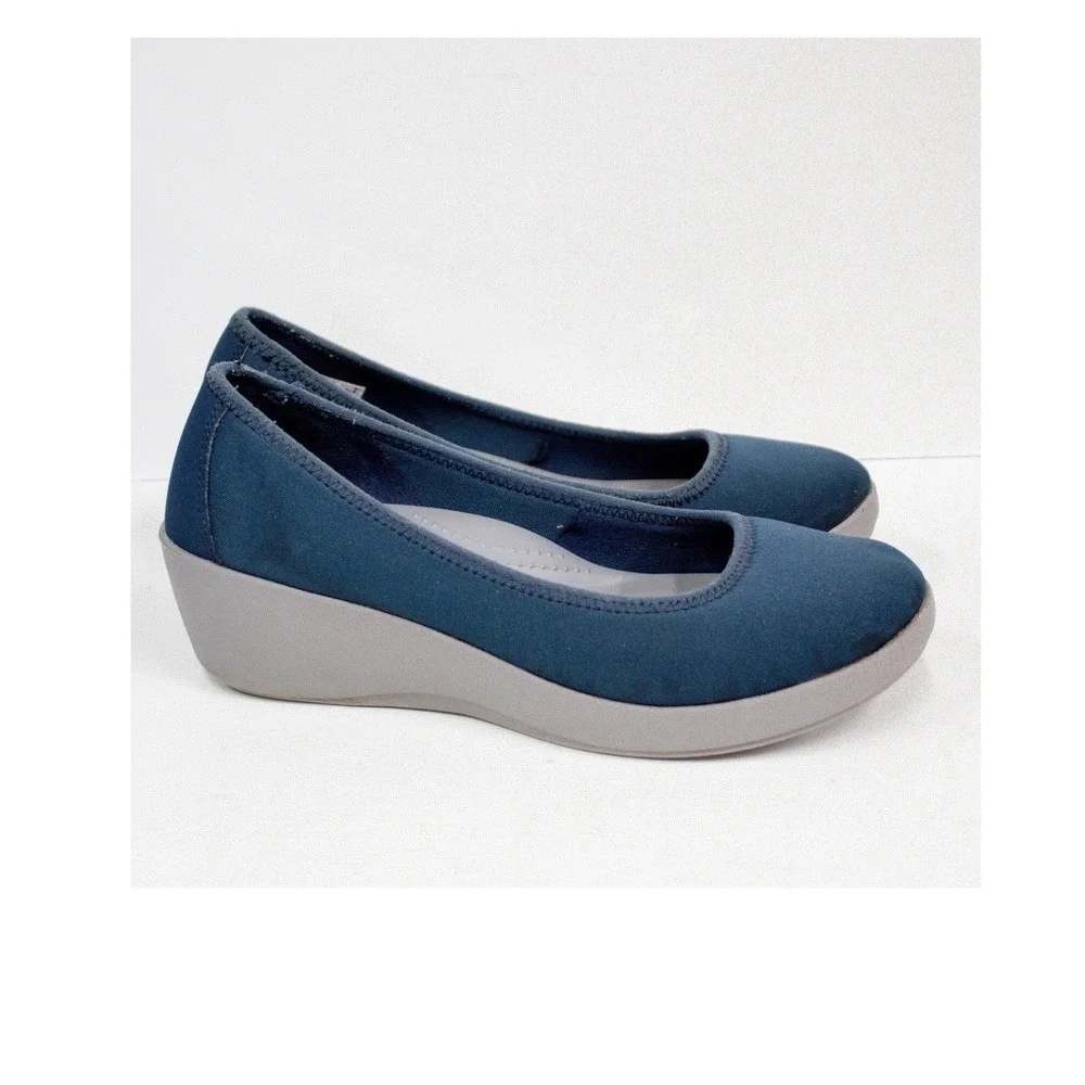 Crocs Iconic Busy Day Low Wedge Women's Size 7 Comfort Shoes—Casual Chic
